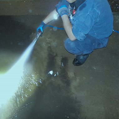 排水管の詰まり除去作業